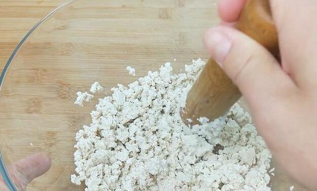 Prepare an old piece of tofu,