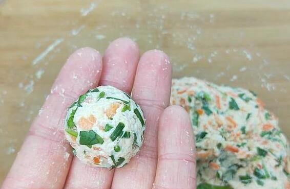 Pull a small group of dough and rub it into a circle, just like this