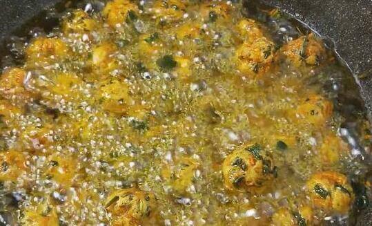 Put oil in the pan. When the oil temperature is 50% hot,