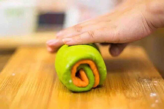 Roll up the dough directly and try to keep it close to the roll.