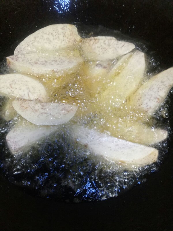 Cut the taro into a thickness of about 5cm on average,