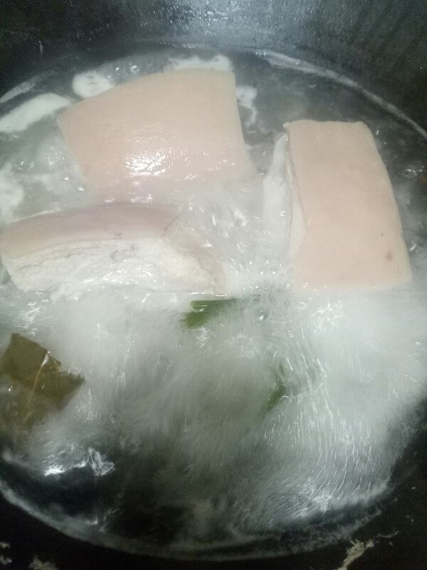 The pork belly should be three-point fat and seven-point thin.
