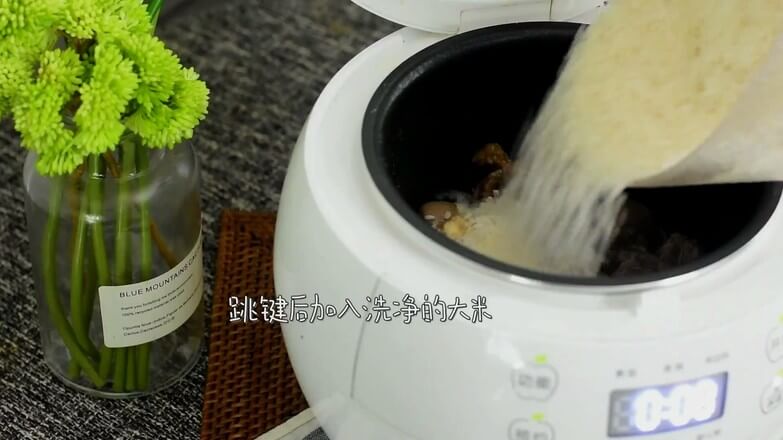 Add the washed rice after the rice cooker jumps.