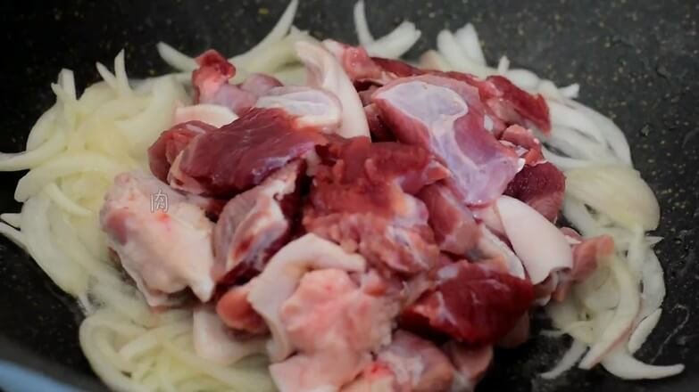 Heat the oil in the hot pot, pour the onion until fragrant,
