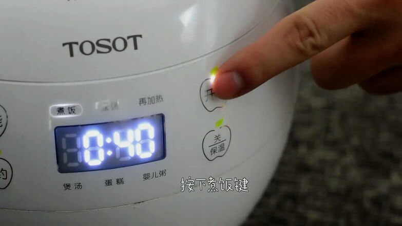 Stir-fried lamb is poured into the rice cooker and press the cook button.