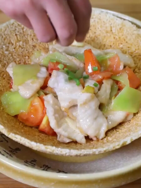 Add garlic slices, ginger slices, tomatoes, meat slices, lettuce stir fry,