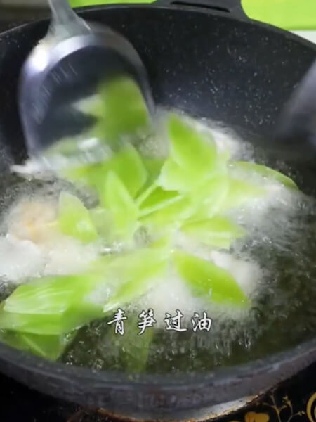 Cut the tomatoes into pieces, add oil to the pan