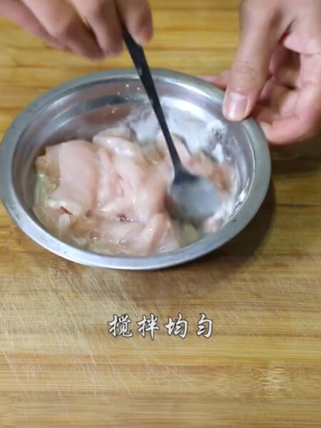 Lettuce slices, meat slices, meat slices add salt, cooking wine, egg whites, starch, water and stir well.Lettuce slices, meat slices, meat slices add salt, cooking wine, egg whites, starch, water and stir well.