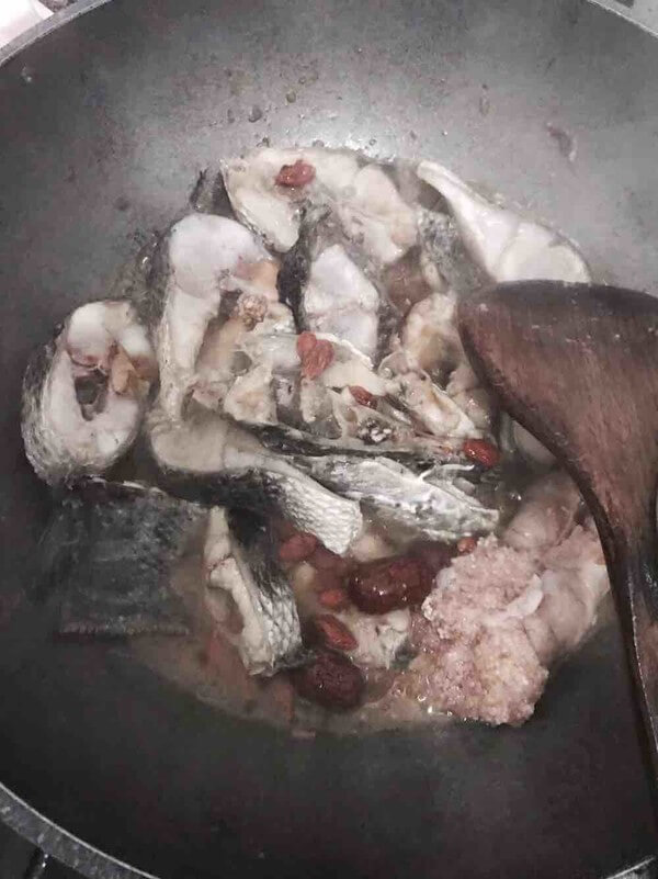 Add ginger oil until fragrant, then put the tree fish and cook for 2 minutes,
