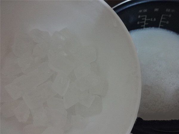 After boiling, add rock sugar and cook for about 10 minutes.