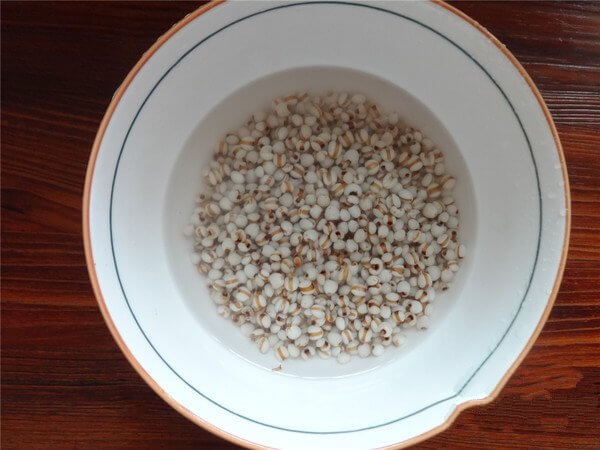 Barley is washed and soaked in advance for about 4 hours.