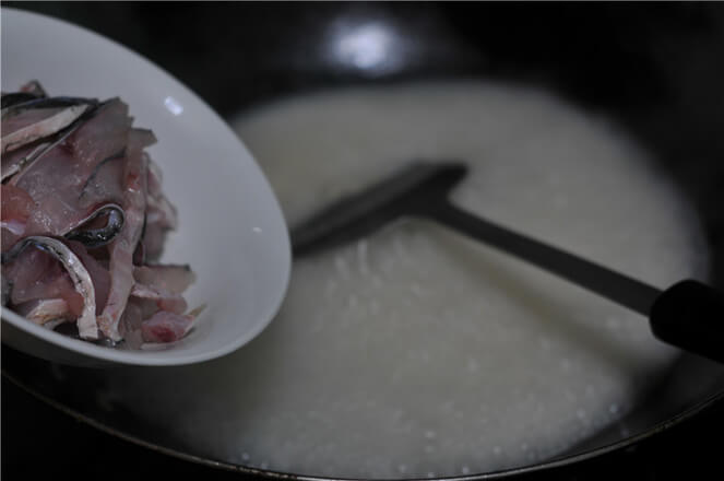 Bring half a pot of water and pour the fish fillets in