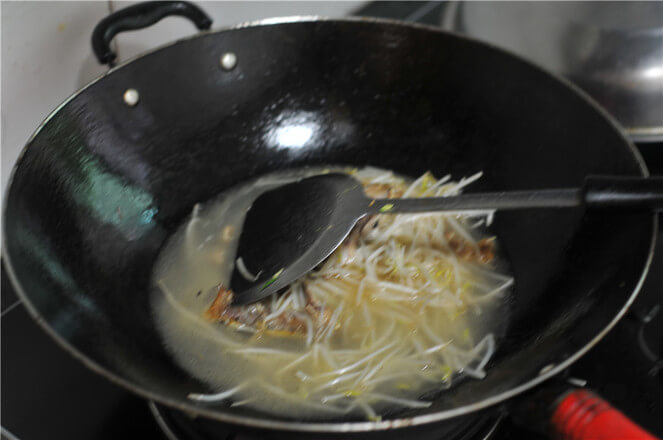 Pick up the bean sprouts and spread them at the bottom of the bowl