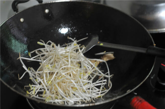 Pour the bean sprouts and stir fry