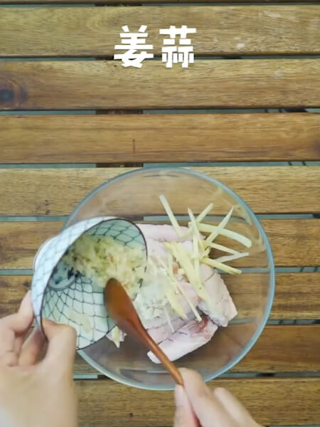 Put in a bowl, pour ginger, garlic, pepper, soy sauce