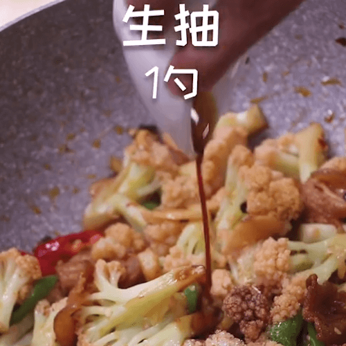 Pour the chicken salt, sugar and soy sauce and stir fry evenly out of the pan
