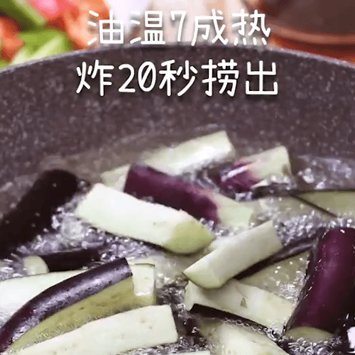 After the eggplant oil is hot fried at 70% for 20s, remove it