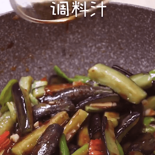 Pour the prepared juice and stir fry evenly out of the pan