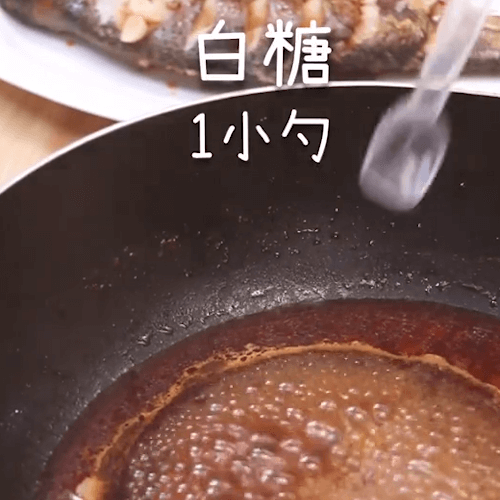 Pouring the soup into the old soy white and sour chicken essence