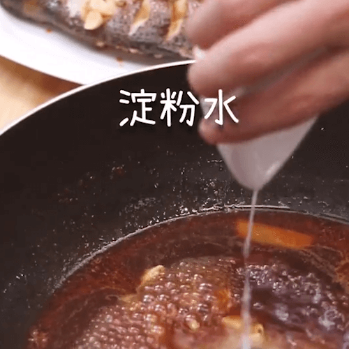 Pouring the soup into the old soy white and sour chicken essence