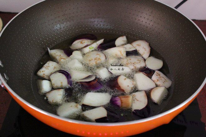 Heat the pan, pour the oil,