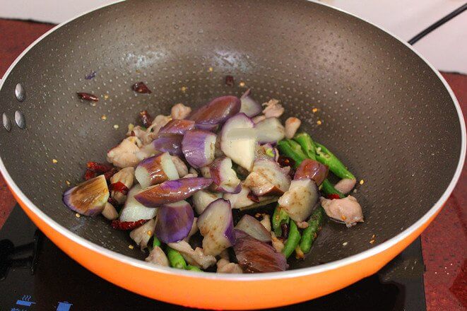 Pour the fried eggplant and add a spoon of broth