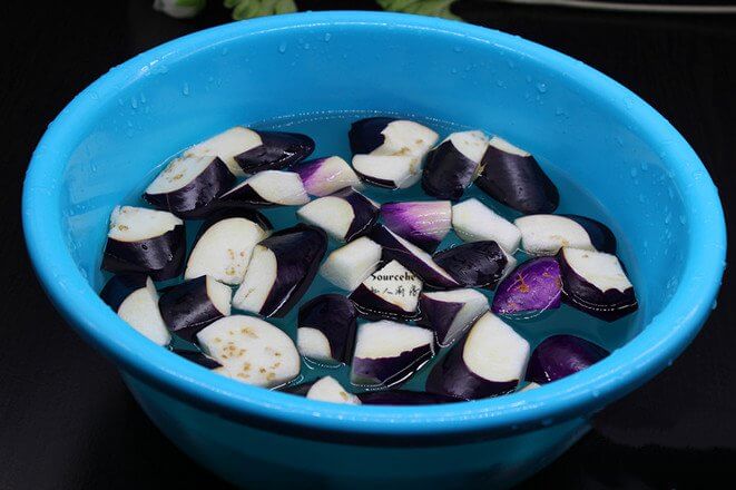 Wash purple eggplant, cut into pieces, soak in clean water for 5 minutes, remove