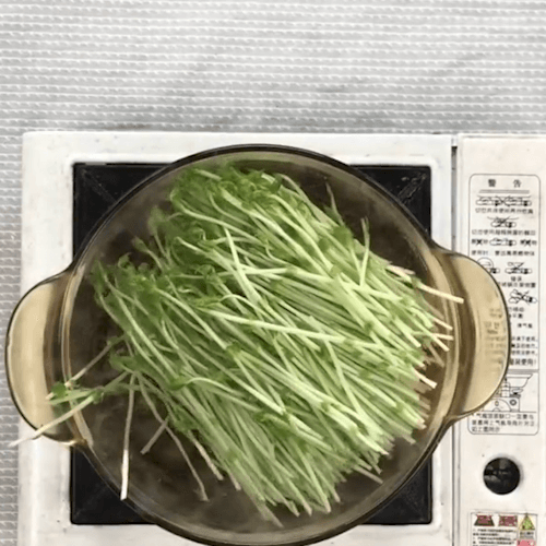 Pea sprouts into the pot, boil water