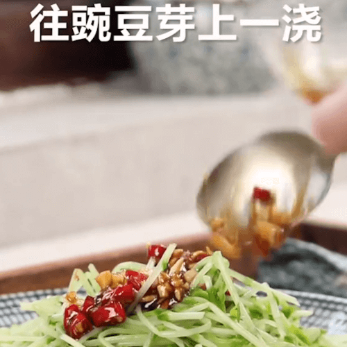 Pour the prepared juice on the pea sprouts
