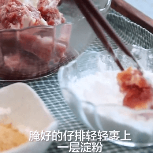 Dip the marinated pork ribs with starch