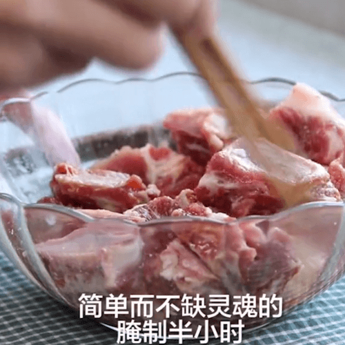 Pork ribs are poured into cooking wine and marinated for half an hour