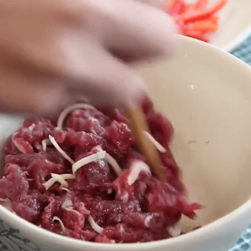 Drop a few drops of oil and stir to marinate for a while