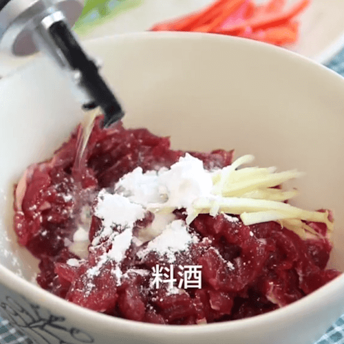 Pour beef into ginger, salt, raw powder, cooking wine