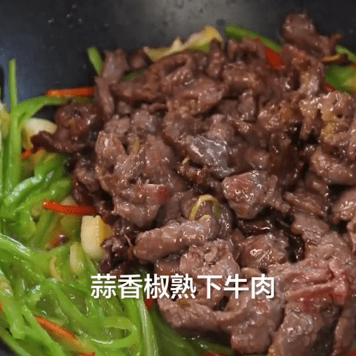 Pour in fried beef and stir evenly