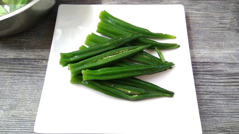 After the cold, cut and cut one, and then cut in half to serve