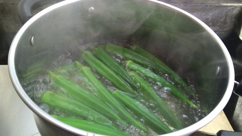 Put the okra in a boiling water pot and blanch the water until it dies.