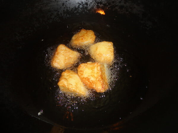 Open the oil pan and pour the apple pieces