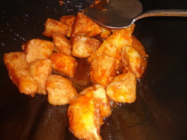 Then pour in the fried apple pieces