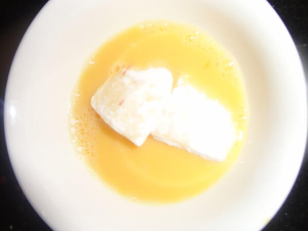 Then put the apple in the egg liquid and let the apple be fully covered with the egg liquid