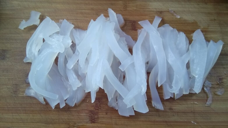 Cut the jelly into thin strips