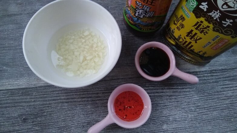 Prepare garlic puree, soy sauce, chili oil, pepper oil, sesame oil