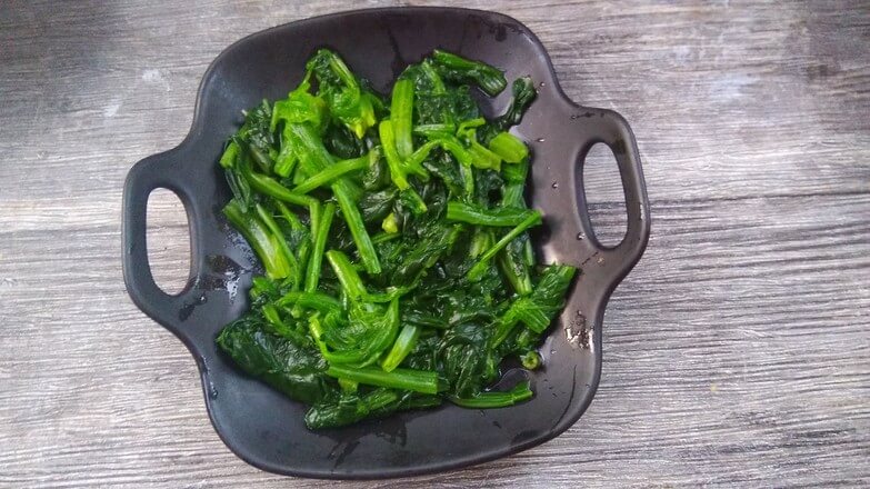 Put spinach on a plate