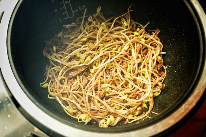 Add the seasoning and stir well with the bean sprouts.