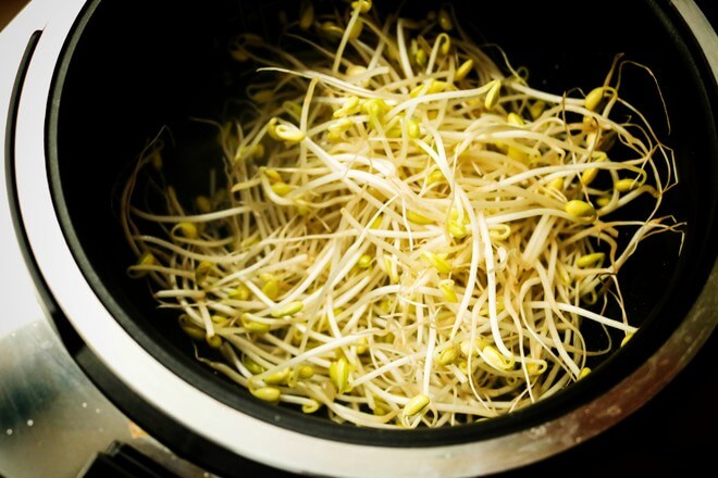 Add washed soybean sprouts.