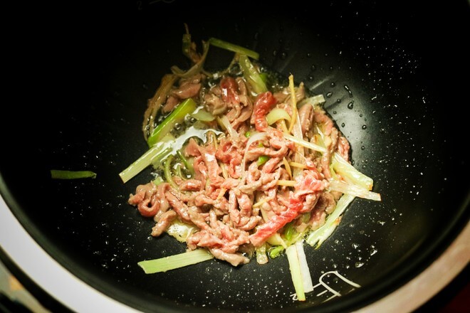 Continue to fry, after about a few seconds, the shredded meat changes color.