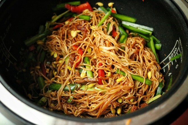 Mix the noodles evenly so that all the noodles are colored.