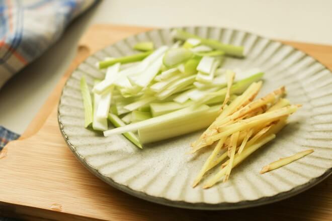 Shallot ginger cut into thin filaments.