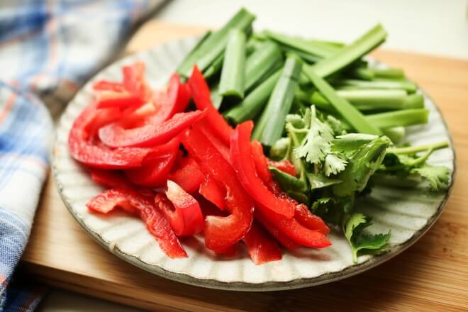 Shred the red pepper and wash and cut the leek.