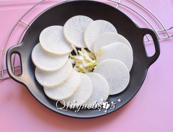Add pepper powder, salt and green onion to the steamer and steam for about 10 minutes