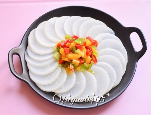 Then put these colored peppers on white radish.